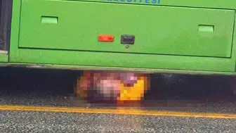 Denizli'de motosiklet kazasında sürücü otobüsün altında kalarak hayatını kaybetti