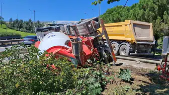 Çekmeköy'de beton mikseri devrildi: Sürücü hafif yaralandı