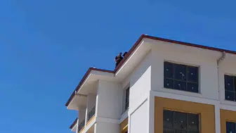 Maaş alacakları için çatıya çıktı: İşçinin isyanı dikkat çekti