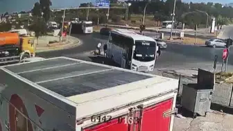 Manavgat'ta tur midibüsünün kaza anı güvenlik kamerasına yansıdı