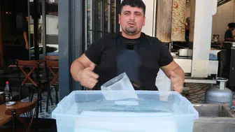Adana'da sıcaklarla mücadele: Dönerci ustası kalıp buzla serinliyor