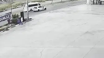 Aksaray'da direği deviren otomobil kazası güvenlik kamerasında kaydedildi