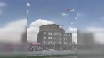 Yüksekova'da fırtına bir binanın çatısını yerle bir etti