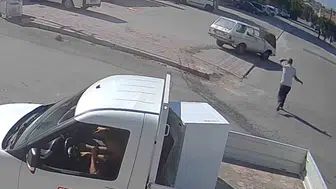 Karaman'da kazada sürücü otomobilin peşinden koştu: 4 yaralı