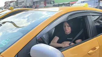 Kadın taksi şoförü Elif Kaya: Sürücülükte erkeklere meydan okuyor
