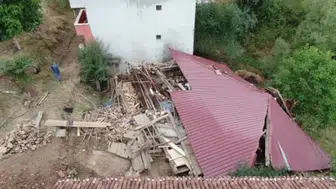 Kastamonu'da tadilat yapan köy evi çöktü, 5 kişi yaralı olarak kurtarıldı