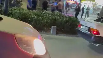İzmit'te sokak kavgaları kamerada: Taraflar birbiriyle çatışırken saldırganlar dikkat çekti