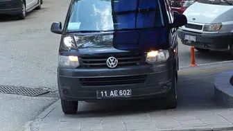 Bilecik'te kaldırıma park eden resmi araç, yayaların tepkisini çekti