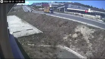 Başakşehir'de yokuştan inen kamyonet 4 araca çarptı: yaralı var