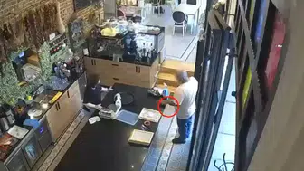 Beyoğlu'nda iş yerinden cep telefonu çalan şüpheli yakalandı