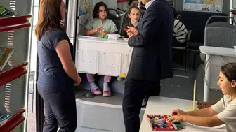 Aydıntepe'de gezici kütüphane çocuklarla buluşarak okumaya teşvik etti