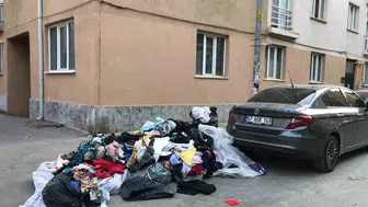 Eskişehir'de yaya trafiğini aksatan kıyafet yığını mahalle sakinlerini rahatsız etti