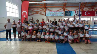 Düzce'de yaz spor okulu katılımcıları başarıyla yüzme sertifikalarını aldı