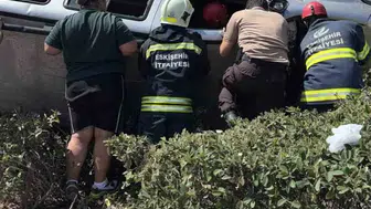 Eskişehir'de ticari araç kaza yaptı: Yaralı sürücü itfaiye tarafından kurtarıldı