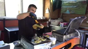 Diyarbakırlı tostçu 65 derece sıcaklıkta ekmek pişiriyor