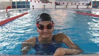 Engelli genç sporcu başarılarıyla su korkusunu aştı