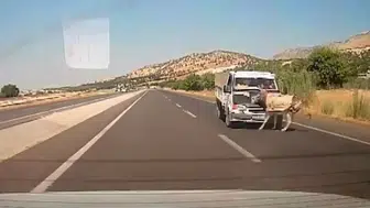 Adıyaman'da kamyonet eşeğe çarptı: Kazanın görüntüleri dikkat çekti