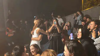 Gökhan Türkmen konserinde romantik anlar: 9 çift evlenme teklifi etti