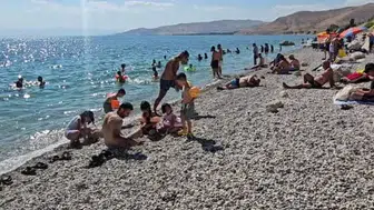 Adilcevaz sahilleri yaz aylarında yoğun ilgi görüyor