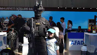 Teknofest’te ziyaretçileri büyüleyen siyah giyen adamlar: JÖAK timleri teknolojiyle donatıldı