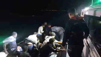 İzmir açıklarında göçmen operasyonu: 21 kişi yakalandı, 31 kişi kurtarıldı
