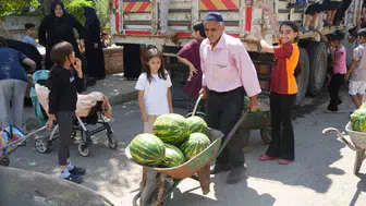 Muş'ta yerli üreticiden mahallelere ücretsiz karpuz dağıtımı