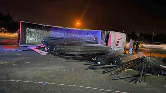 Dörtyol’da demir yüklü tır kaza yaptı: Sürücü hastaneye kaldırıldı