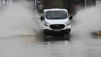 Erzincan'da sağanak sonrası ulaşıma aksamalar: toprak kaymaları yolları kapattı