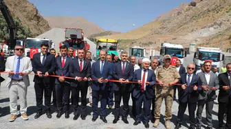 Hakkâri'ye yeni araçlarla güç katıldı: 20 iş makinesi teslim edildi