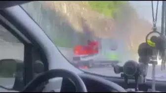 Sinop'ta hareket halindeki tavuk nakliye kamyoneti alev alev yandı