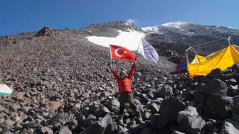 Demirci dağcısından zafer bayramına özel tırmanış