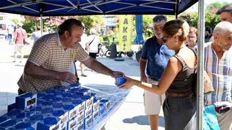 Kuşadası'nda mevlit kandili coşkusu: Vatandaşlara simit ikramı yapıldı