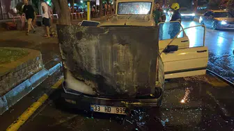 Aydın'da seyir halindeyken yanan otomobil büyük hasar gördü