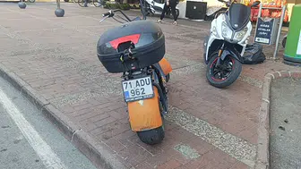 Manavgat'ta motosiklet sürücüsü otomobil kapısına çarparak yaralandı