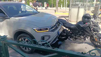 Yayalara yol veren motosikletliye otomobil çarptı: Maddi hasar oluştu