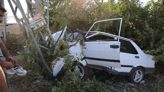 Tofaş otomobil elektrik direğine çarptı, sürücüsü hastaneye kaldırıldı