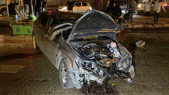 Elazığ'da trafik kazası: otomobil direği devirdi, 5 kişi yaralandı