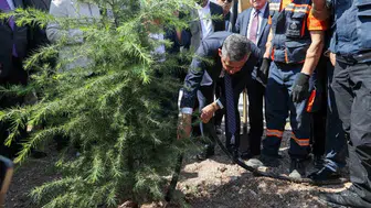 Özgür Özel, genel merkezde fidan dikerek çevreye duyarlılık mesajı verdi