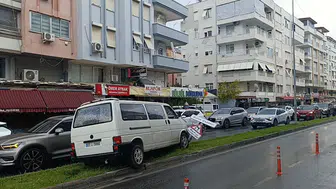 Manavgat'ta kaygan yolda kontrolden çıkan kamyonet, refüjdeki tabela sayesinde durdu