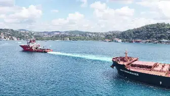 İstanbul Boğazı'nda dev gemi geçişi nedeniyle trafik durdu
