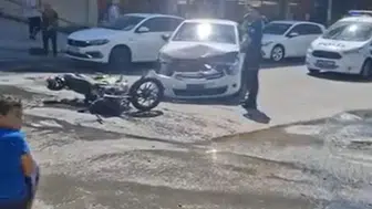 Küçükçekmece'de motosiklet ve otomobil çarpıştı: yaralı var