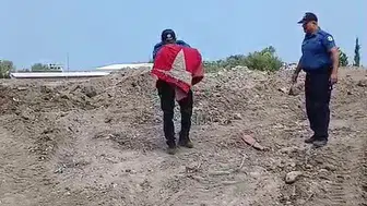 Molozlar arasındaki Türk bayrağına duyduğu saygıyla dikkat çeken polis