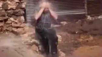 Sıcak havadan bunalan çiftçi yağmurda serinledi