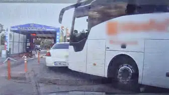 Tekirdağ'da yolcu otobüsünün çarptığı otomobil anbean kaydedildi