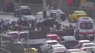 Küçükçekmece'de trafik kazası: Hafif ticari araç bariyerlere çarptı