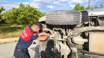 Erzincan'da direksiyon hakimiyetini kaybeden sürücü otomobille aydınlatma direğine çarptı