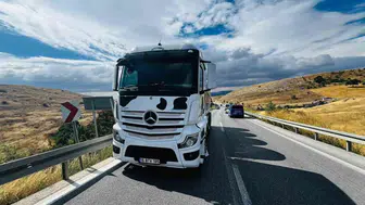 Bilecik'te kamyon otomobile çarptı: 1 yaralı