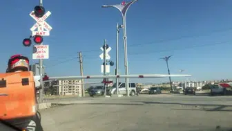 Elazığ'da hemzemin geçitte tehlikeli anlar: bariyerleri kaldırıp geçtiler