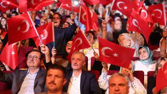 Şahinbey'de coşkulu zafer konseri: Uğur Işılak, Gazianteplilere unutulmaz bir gece yaşattı