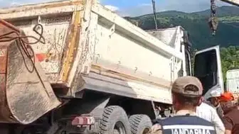 Ardahan'da asfalt yüklü kamyon devrildi, trafik kısa süreli kesintiye uğradı